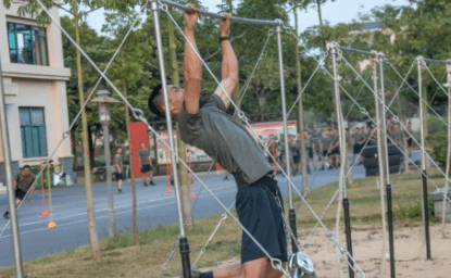 武警练单杠图片