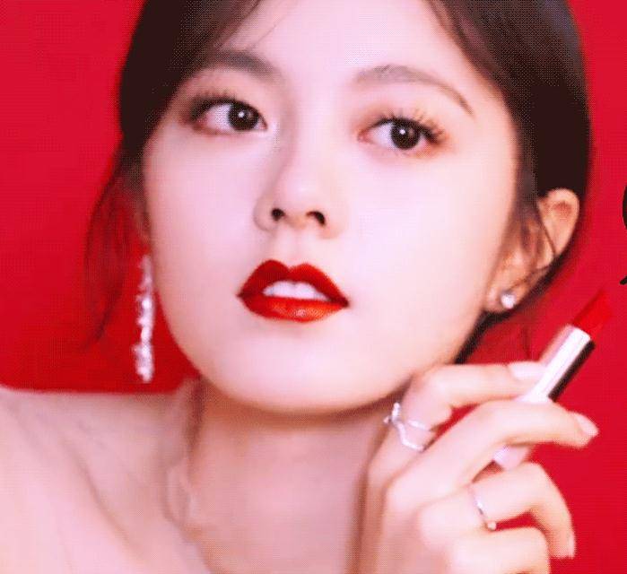 原创赵今麦在化浓妆时被抓拍镜头直接放大到整张脸说27岁我都信