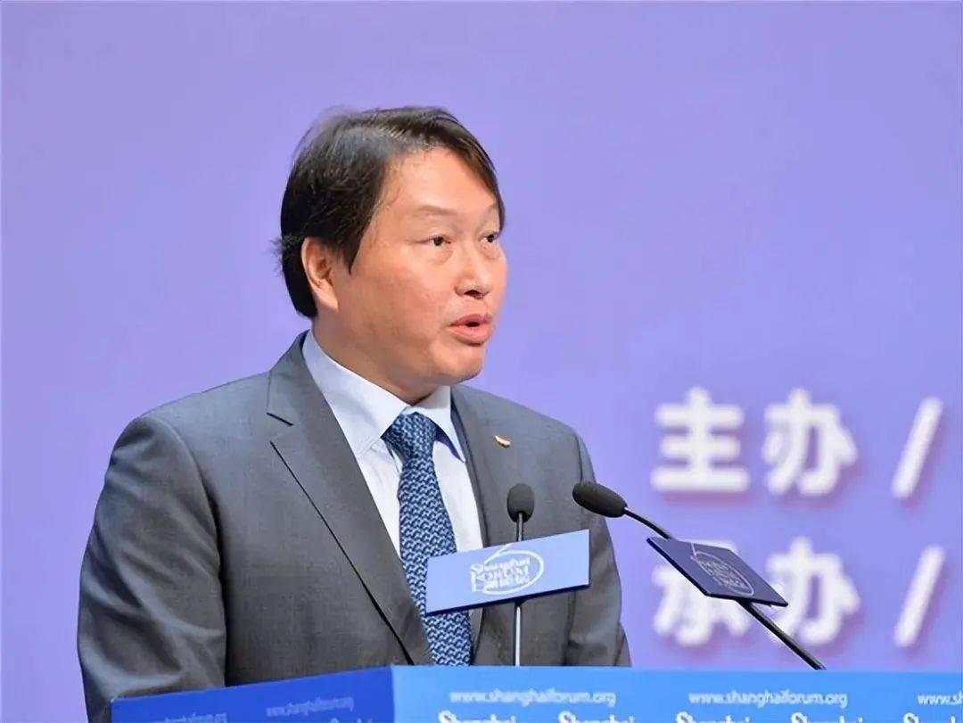 在2010年的夏天,"情妇"还为崔泰源生下了一个女儿,崔泰源开心得不得了