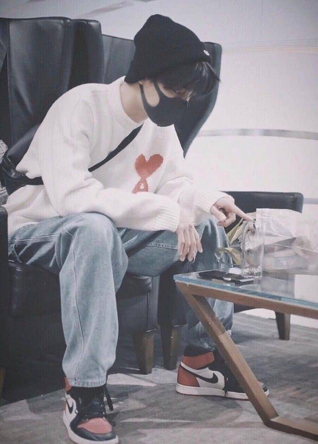 原创肖战真情流露接受采访穿白衬衣现身机场依旧干净敞然如少年郎