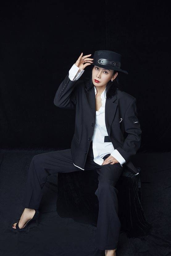 齐千郡西服造型曝光又飒又美爱了爱了