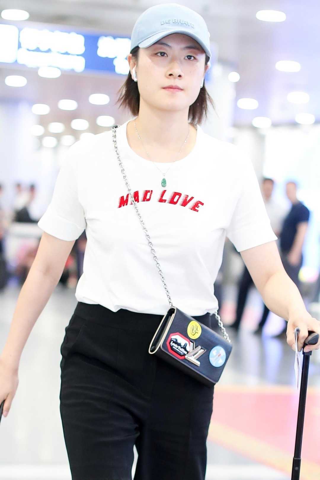 丁宁这一次选择了短发造型,看上去非常帅气,同时佩戴了蓝色棒球帽