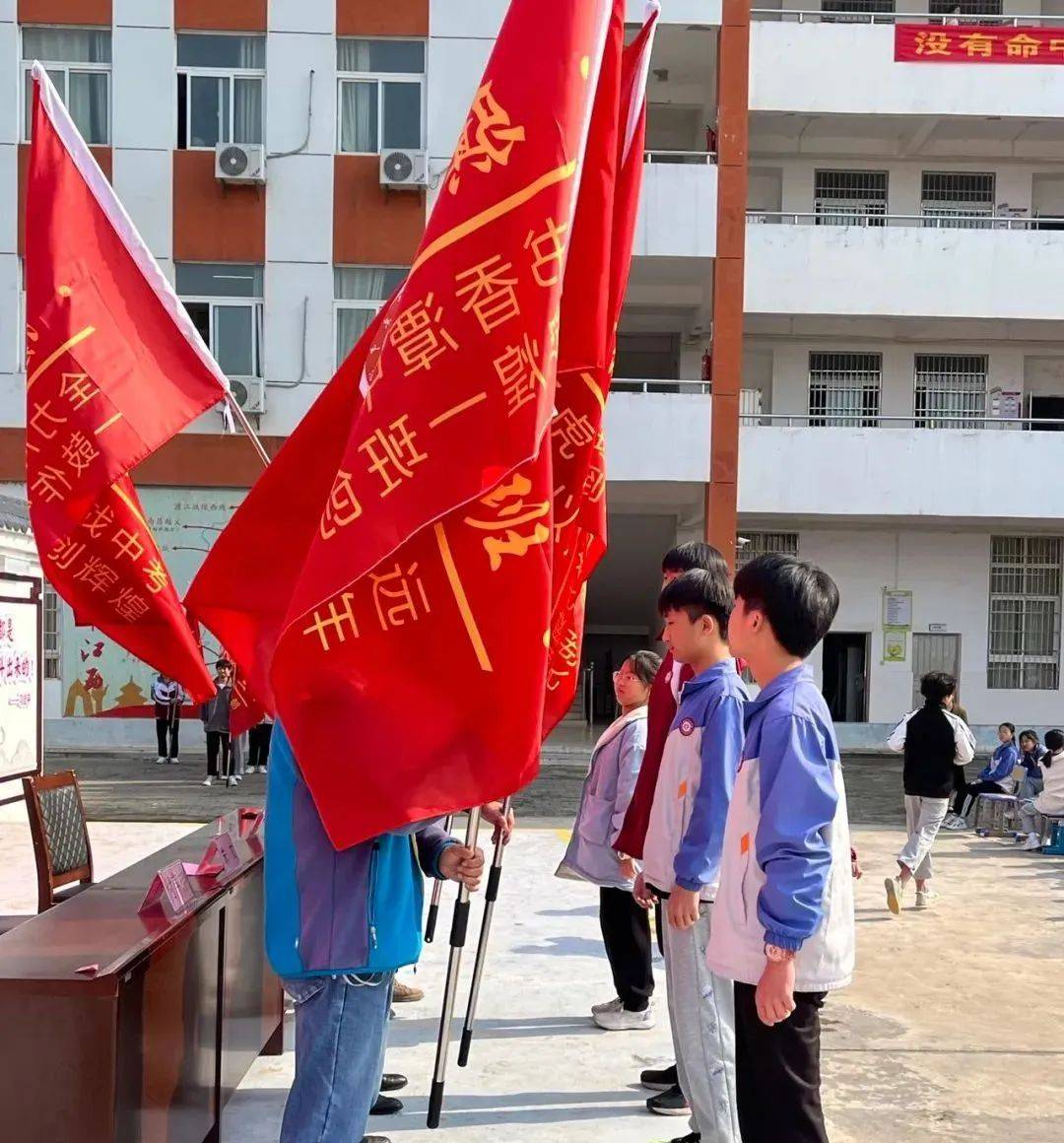 誓师亮剑燃斗志金榜夺魁中考时赣州市潭东中学举行2022年中考冲刺誓师