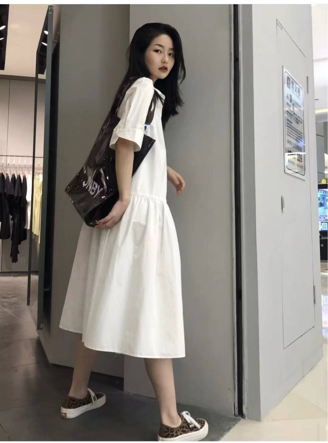 原创白色衬衫裙配什么鞋子和包包好看