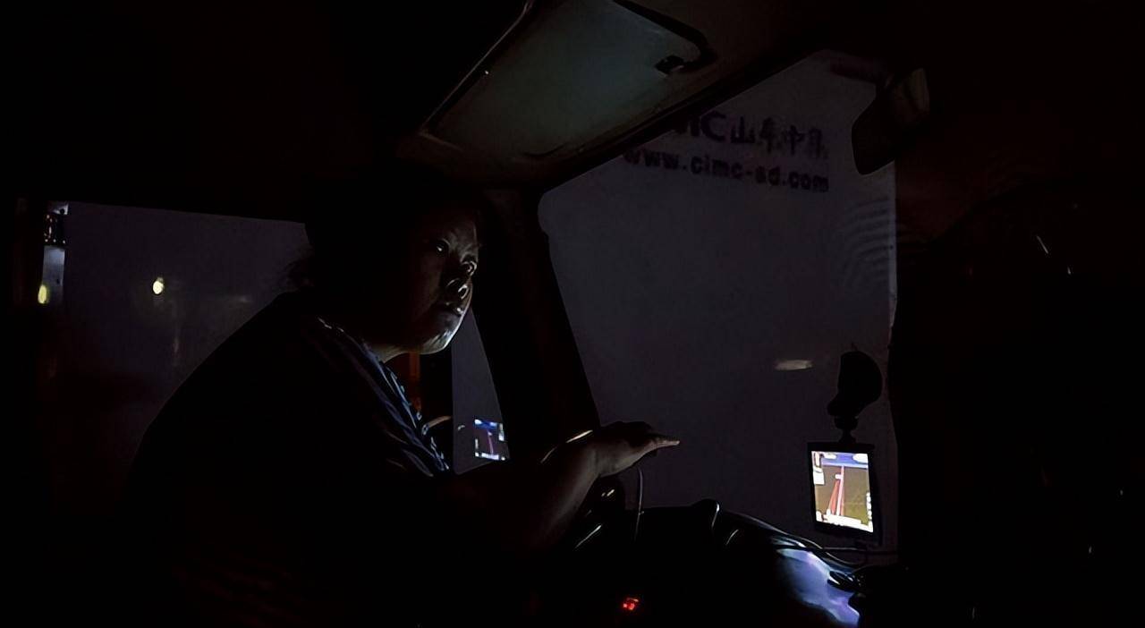 原创卡车夫妻的真实生活一天24小时都在车上每到夜晚最难熬