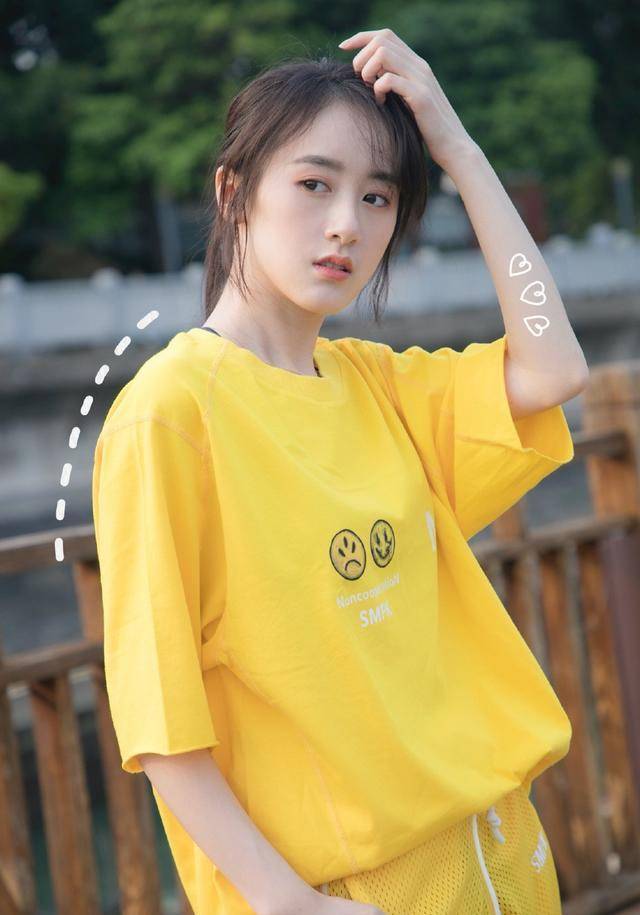 原创老九门中她是张艺兴老婆今穿黄色t恤配网眼裤元气十足