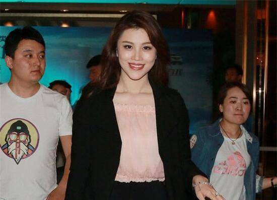 刘翔30岁前妻葛天晒近照坐百万豪车出行气质不俗身材时尚