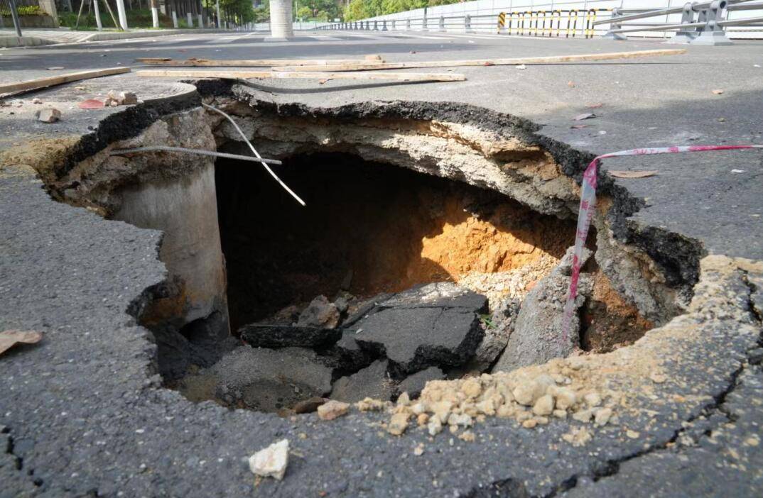 园兴东街路面塌陷原来是被雨水淘空了