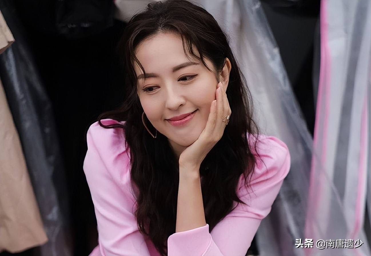 以前台庆每次合影,颁奖典礼的座次,都可以直观的显示出台湾女艺人的