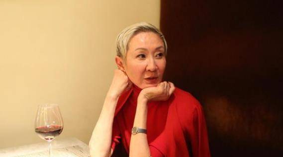她用34年将丈夫捧红,却被小30岁助理撬位,如今依旧光彩夺目_徐克