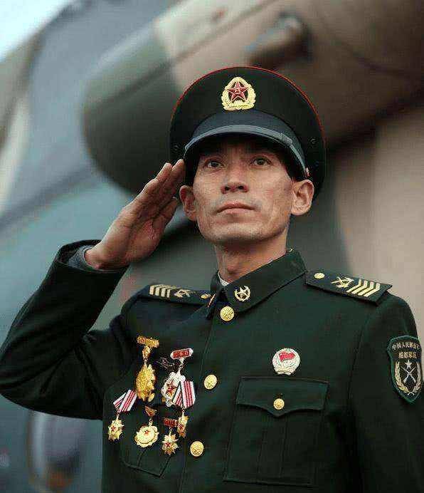 一级军士长是什么级别 享受什么待遇 士官 肩章 军衔