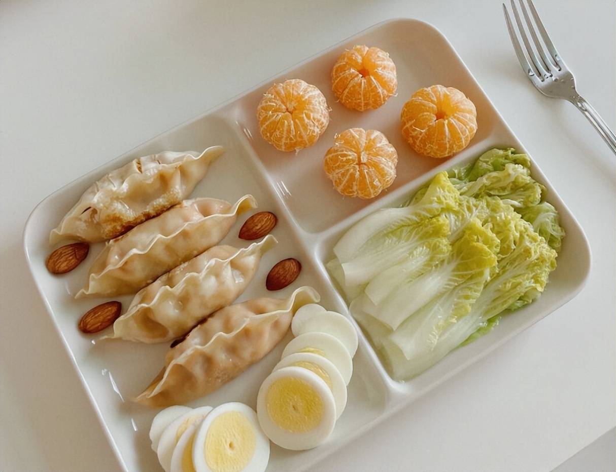 而是换成了面条,看得出来,就算是吃面她也会精心摆盘呀,盘子里放了面