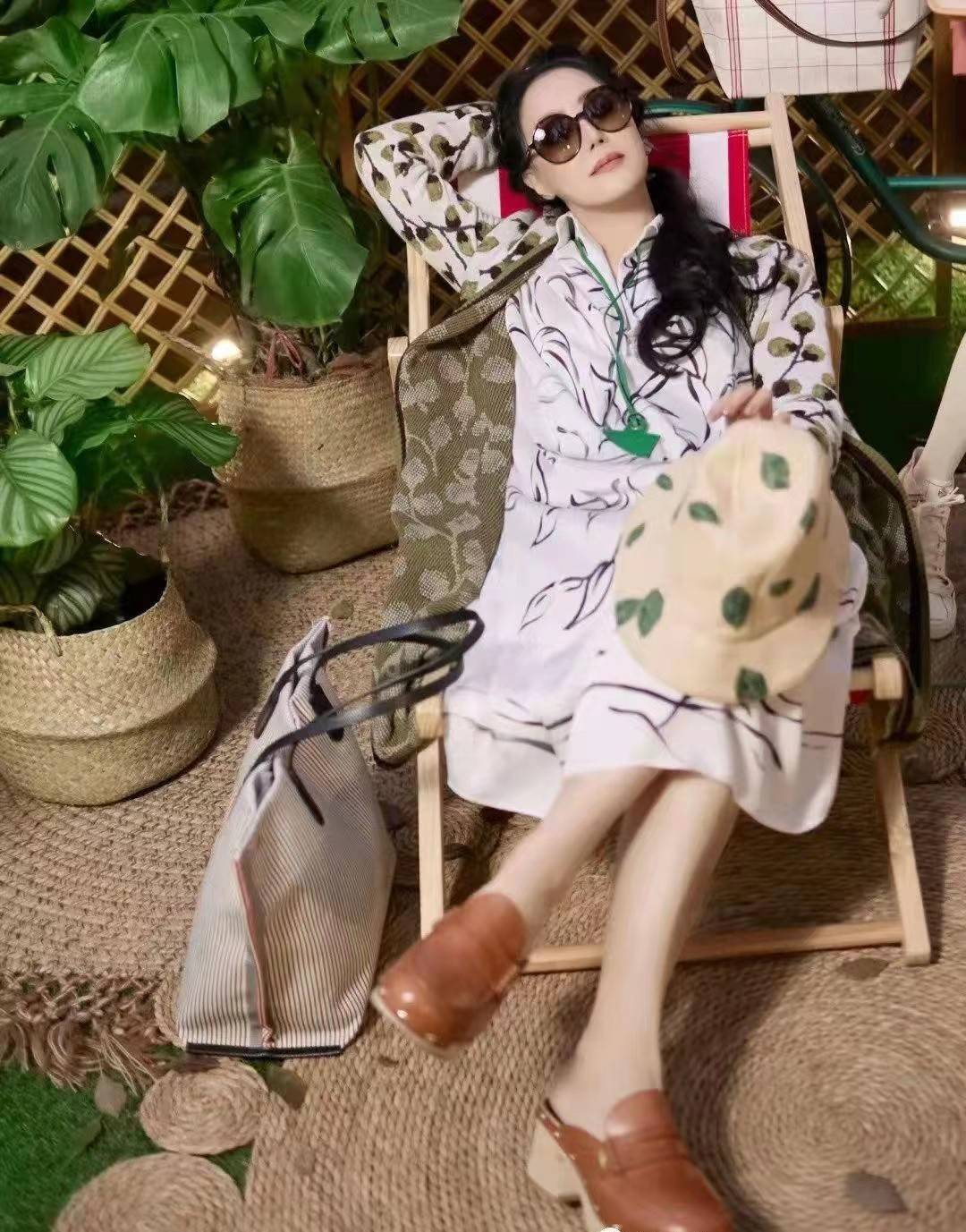 看了章小蕙的穿搭发现女人到老还是胖点好60岁还是挺贵气的