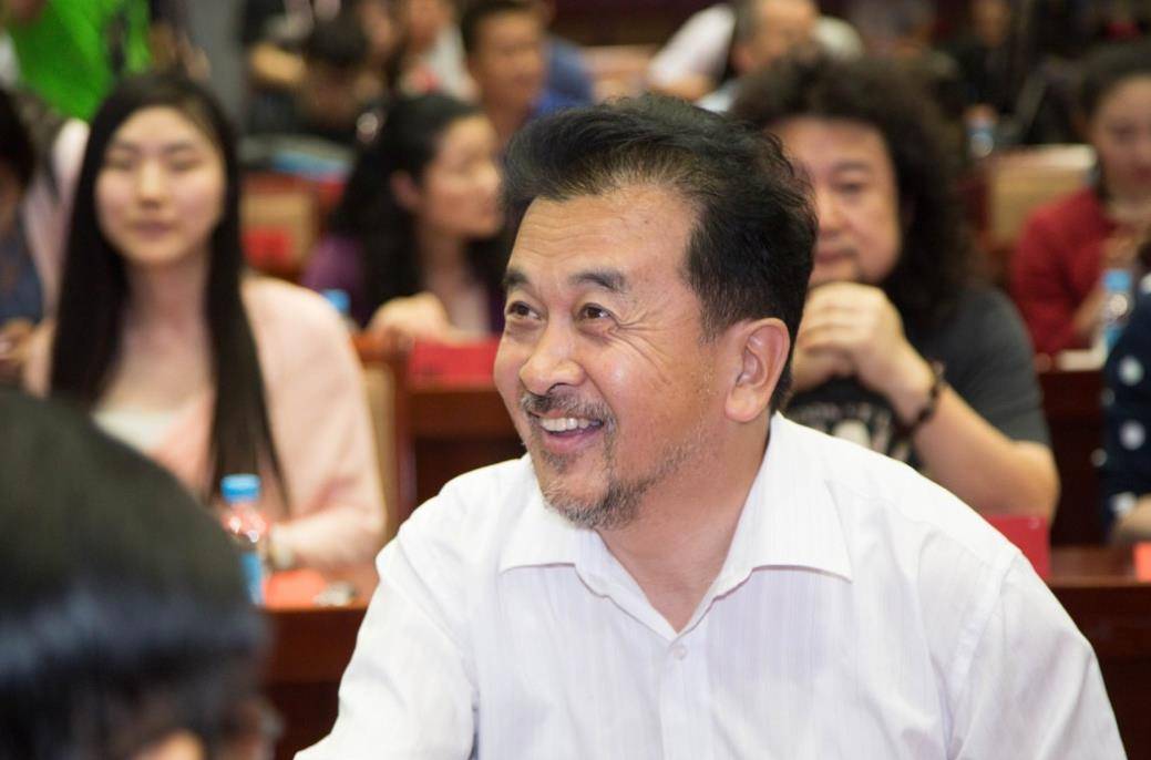 原创黄宏近照曝光面色红润头发稀疏身材消瘦穿裤子都撑不起来