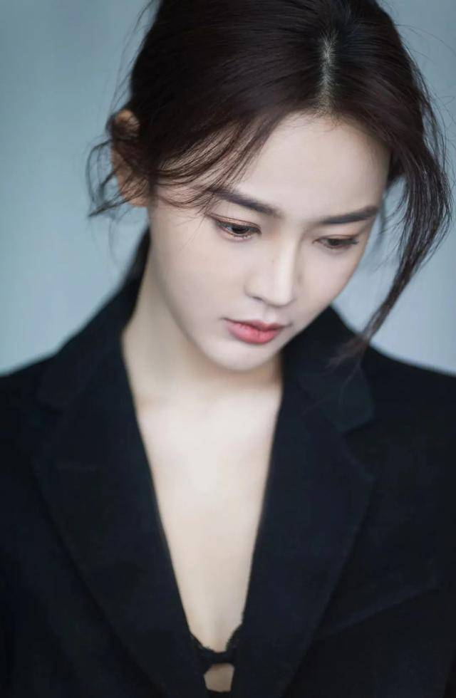 退圈女演员涂冰复工家庭背景及旧照揭露