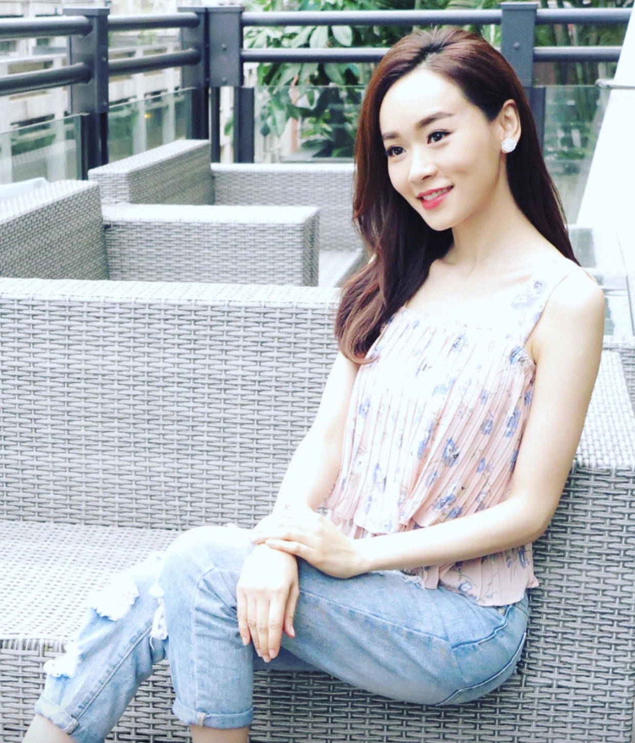 "杨思琦"越高调越美,穿黄色吊带连衣裙亮相,高级感很出众