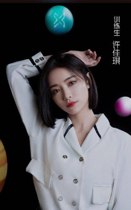 唯一不一样的也许就是王雅君老师头顶的"主题曲词作人"这个头衔吧!