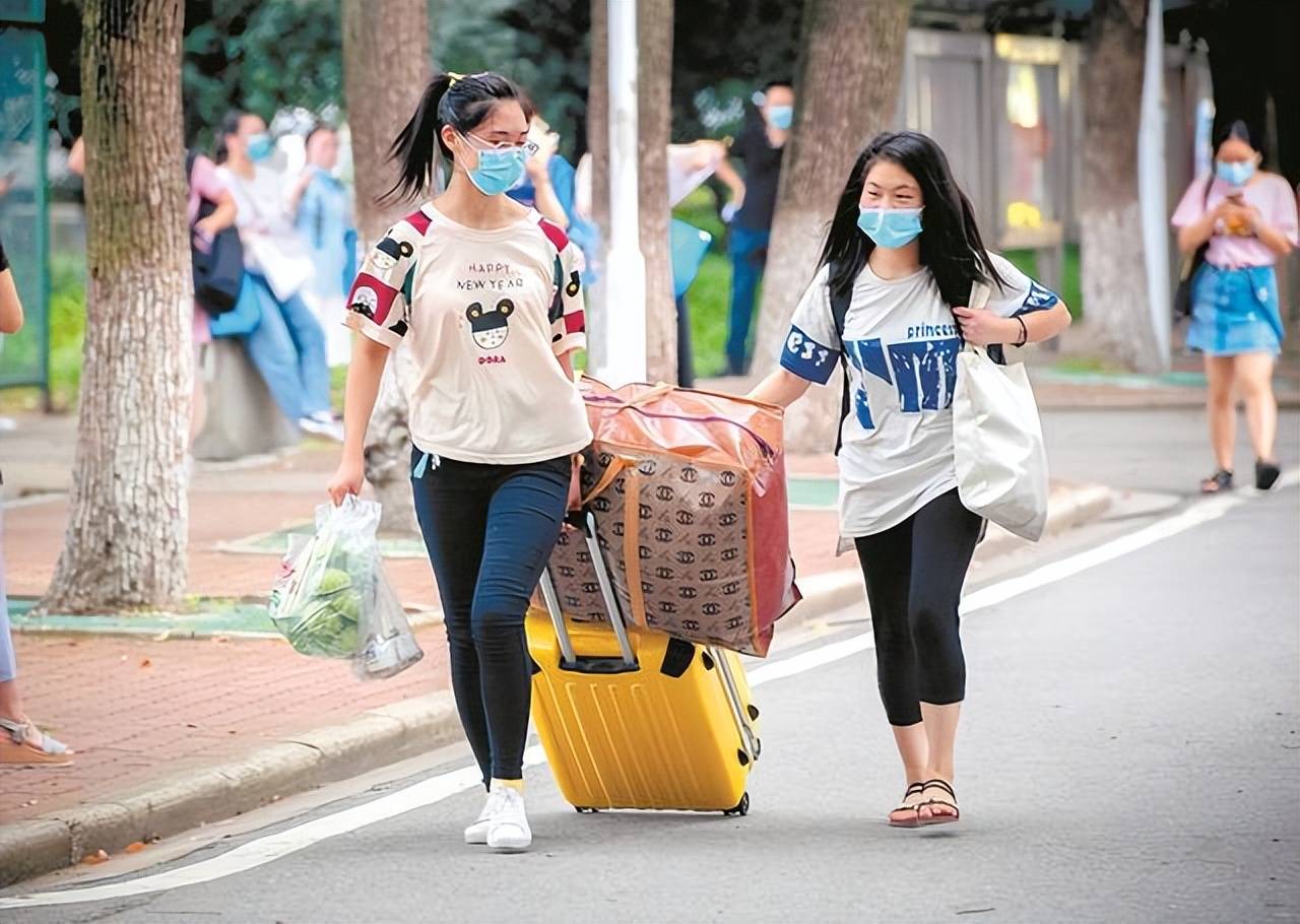 多所高校最新通知，五一仅放1天假？大学生回家计划泡汤了