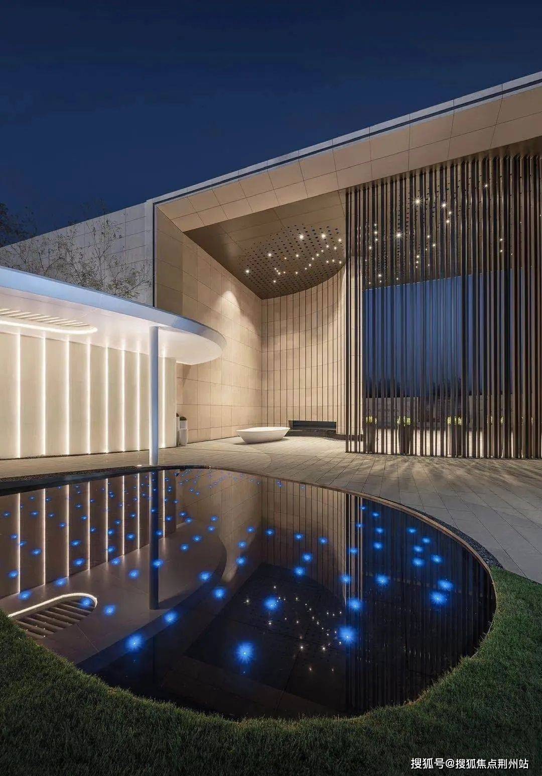 以流动水景结合星星灯作为视觉导入,流淌的星光形成著名景点"蓝眼泪"