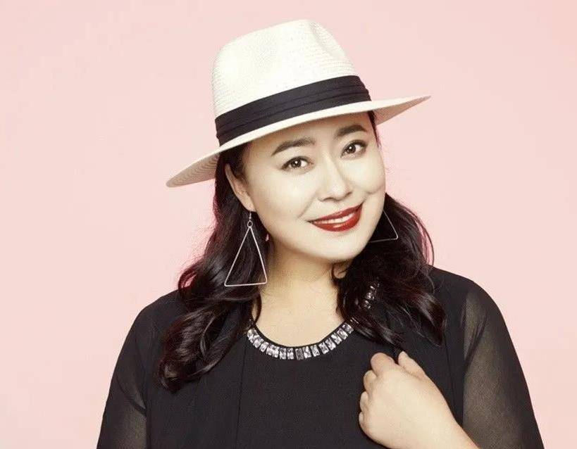 原创李菁菁近照曝光秋裤外穿好奇特是不是忘记穿裤子啦