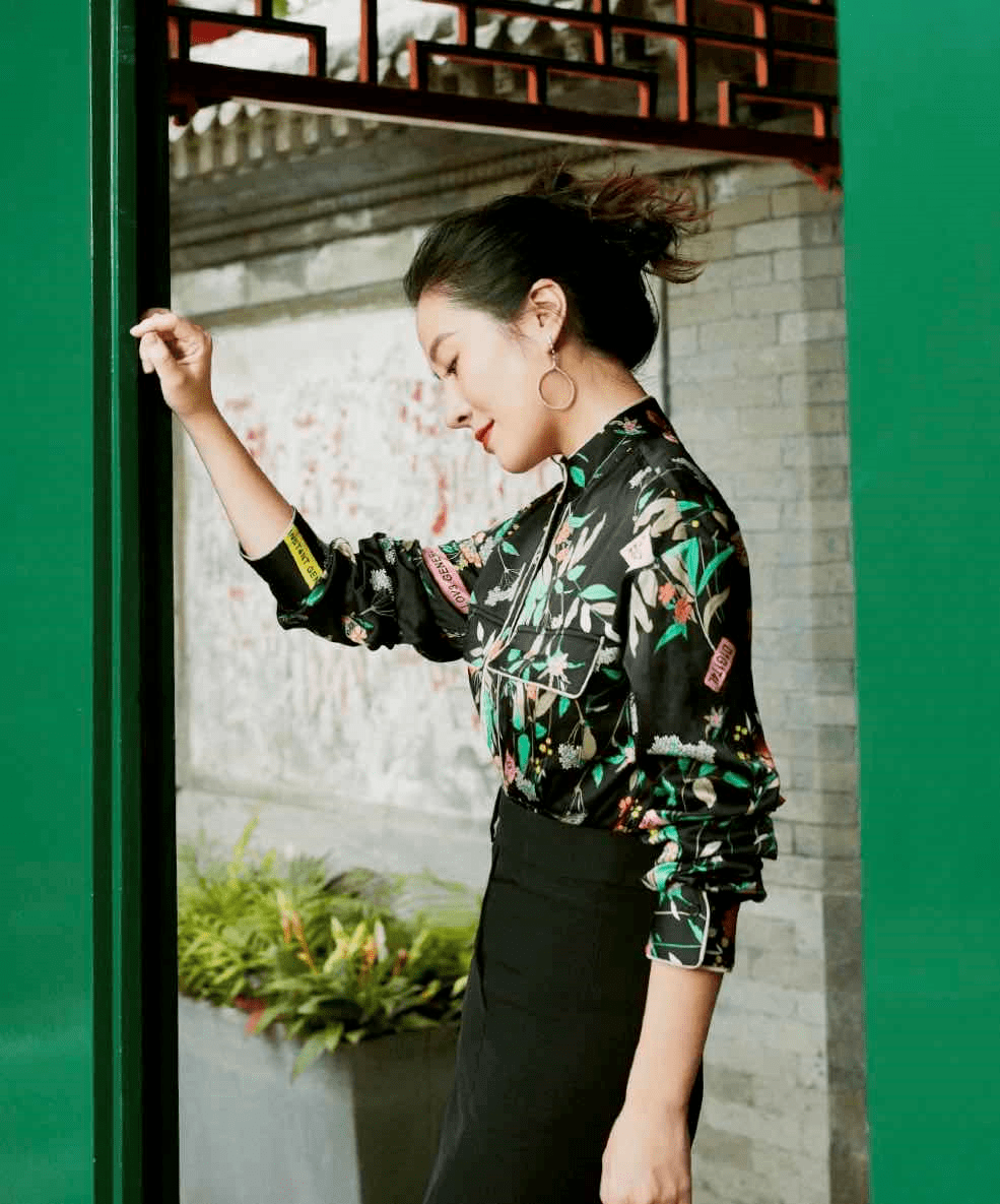 原创有一种气质叫叶璇穿印花衬衫配黑色半身裙凹造型美腻了