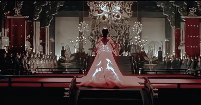 当时北魏孝明帝驾崩了,有个女子举行了登基大典,被扶上了皇帝的位置