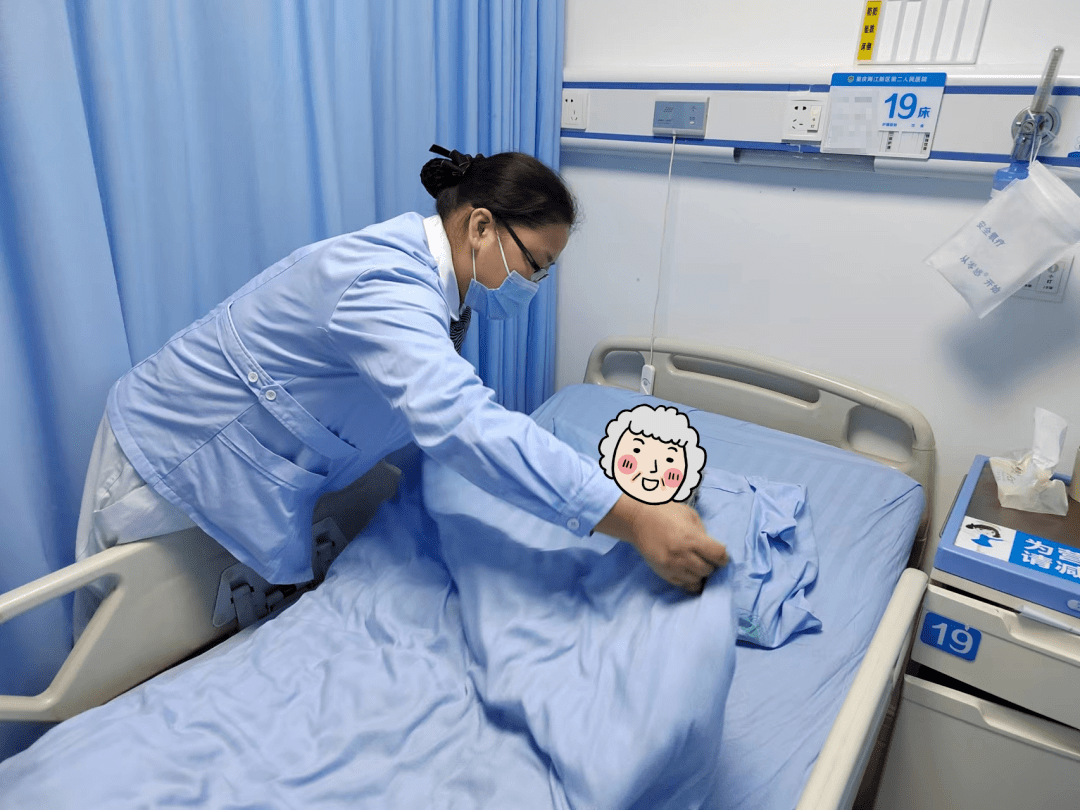 图为吴姣艳在病房照顾李阿姨"李阿姨,恭喜您!