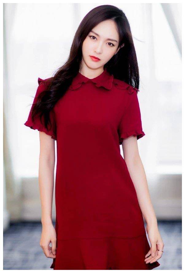 唐嫣穿红裙亮相活动身材直观对比腿和隔壁女生的手臂一样细