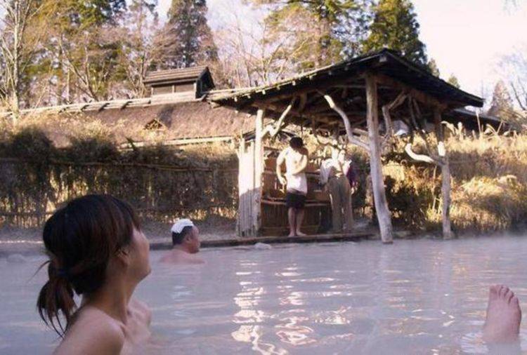 日本人在泡温泉时，如何分辨中国人和日本人？导游：只需这一点