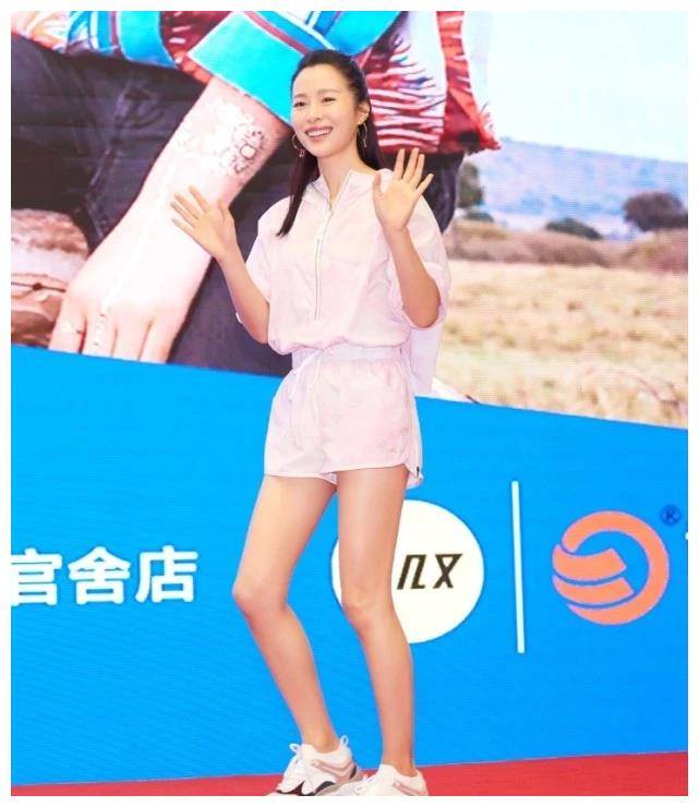 江一燕干了什么 ?鞋子上黏着一层"油漆",意外很吸睛!