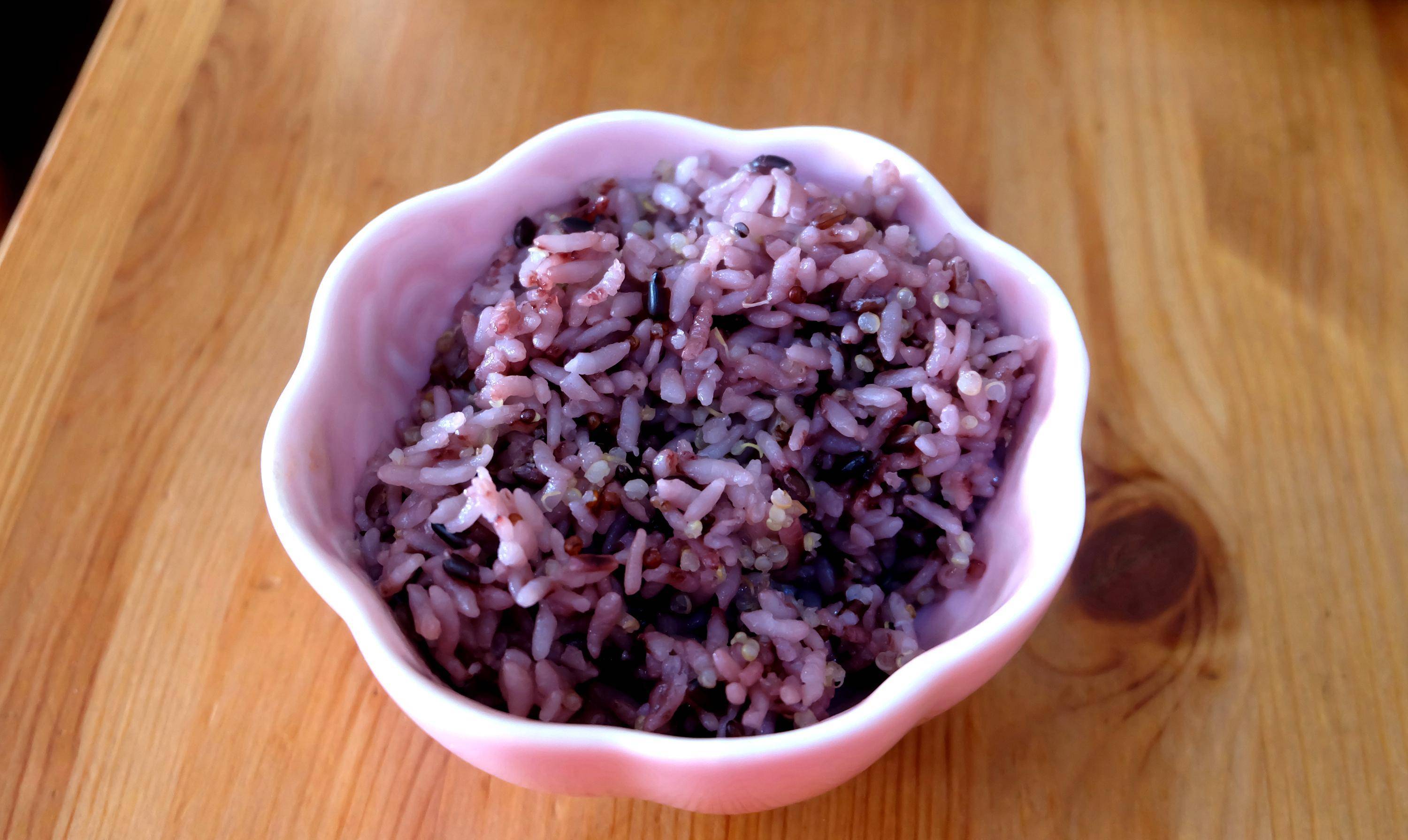 黑米藜麦米饭做法:两碗大米,一小把黑米,半碗三色藜麦,清洗干净后放进