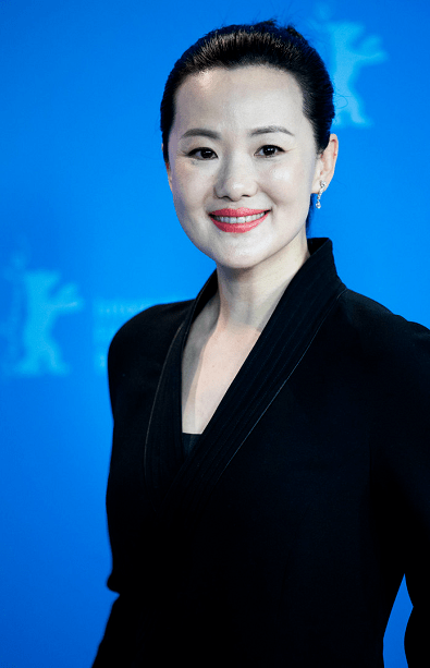 咏梅真气质到骨子里穿黑色连衣长裙配丸子头亮相低调反而更美