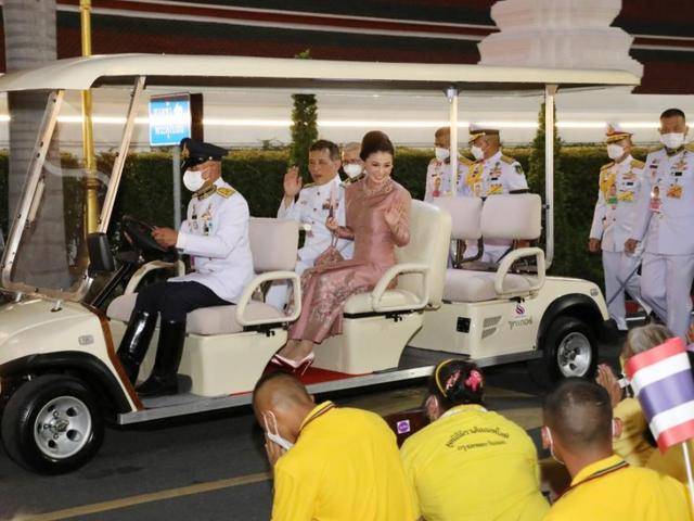 泰国帝后感情成谜苏提达王后弯腰行礼70岁泰王却选择性忽视