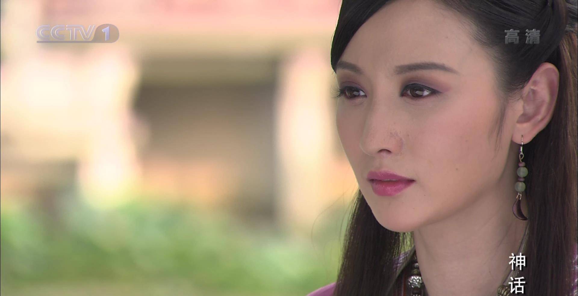 2009年的时候张萌主演了根据同名电影改编的穿越传奇剧《神话》,而且