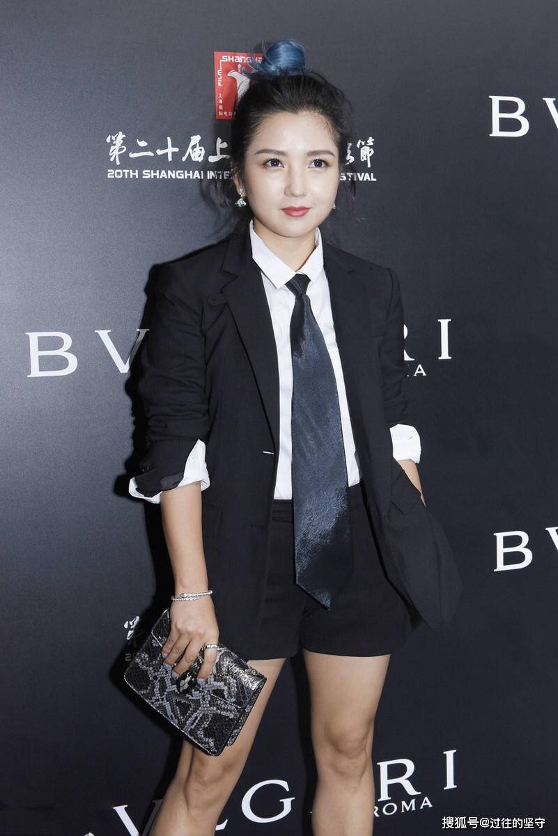 原创何洁这回又穿对了黑色西装配短裤亮相蓝色丸子头时髦又吸睛
