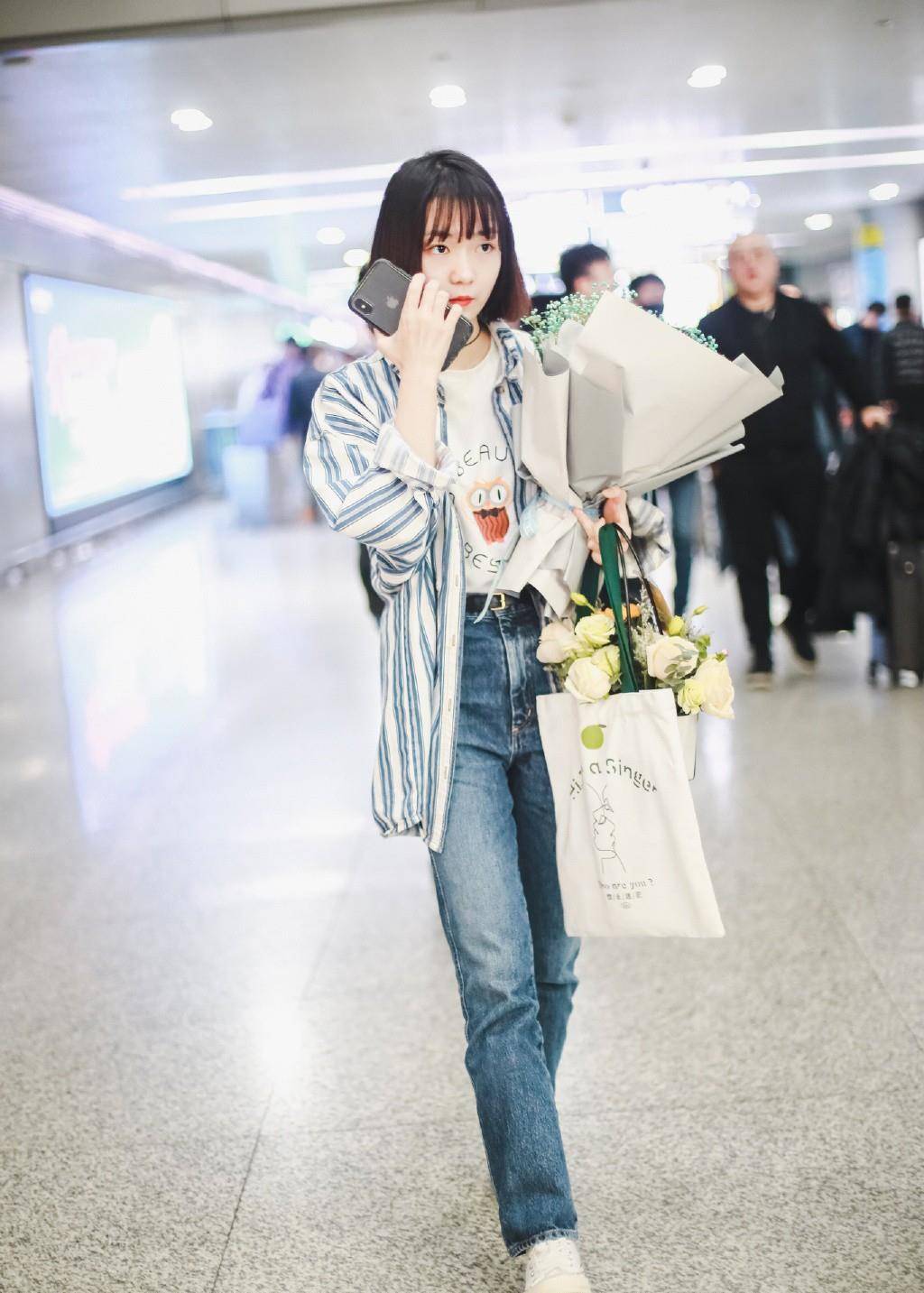原创19岁段奥娟现身机场穿蓝色条纹衬衫配牛仔裤尽显清新甜美
