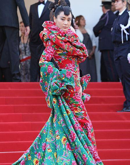 第68届嘎纳电影节上张馨予身着一身红配绿东北大棉袄走上红毯轰动了