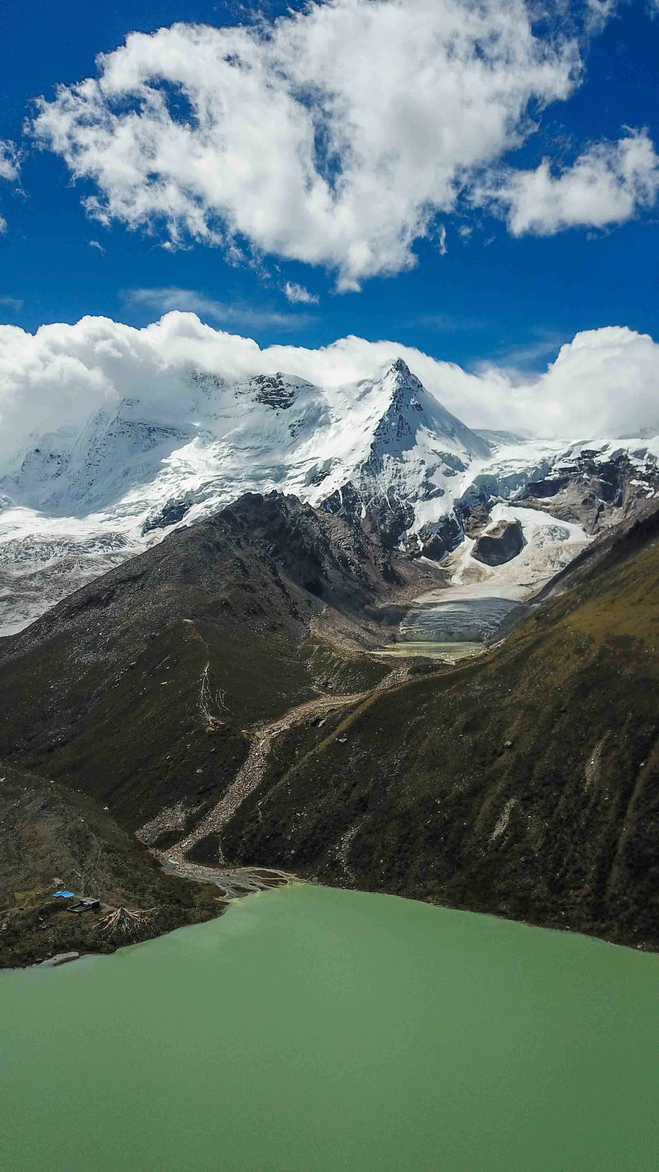西藏鲜为人知的冰川圣地， 藏在秘境神山旁，置身其中像是在冰岛