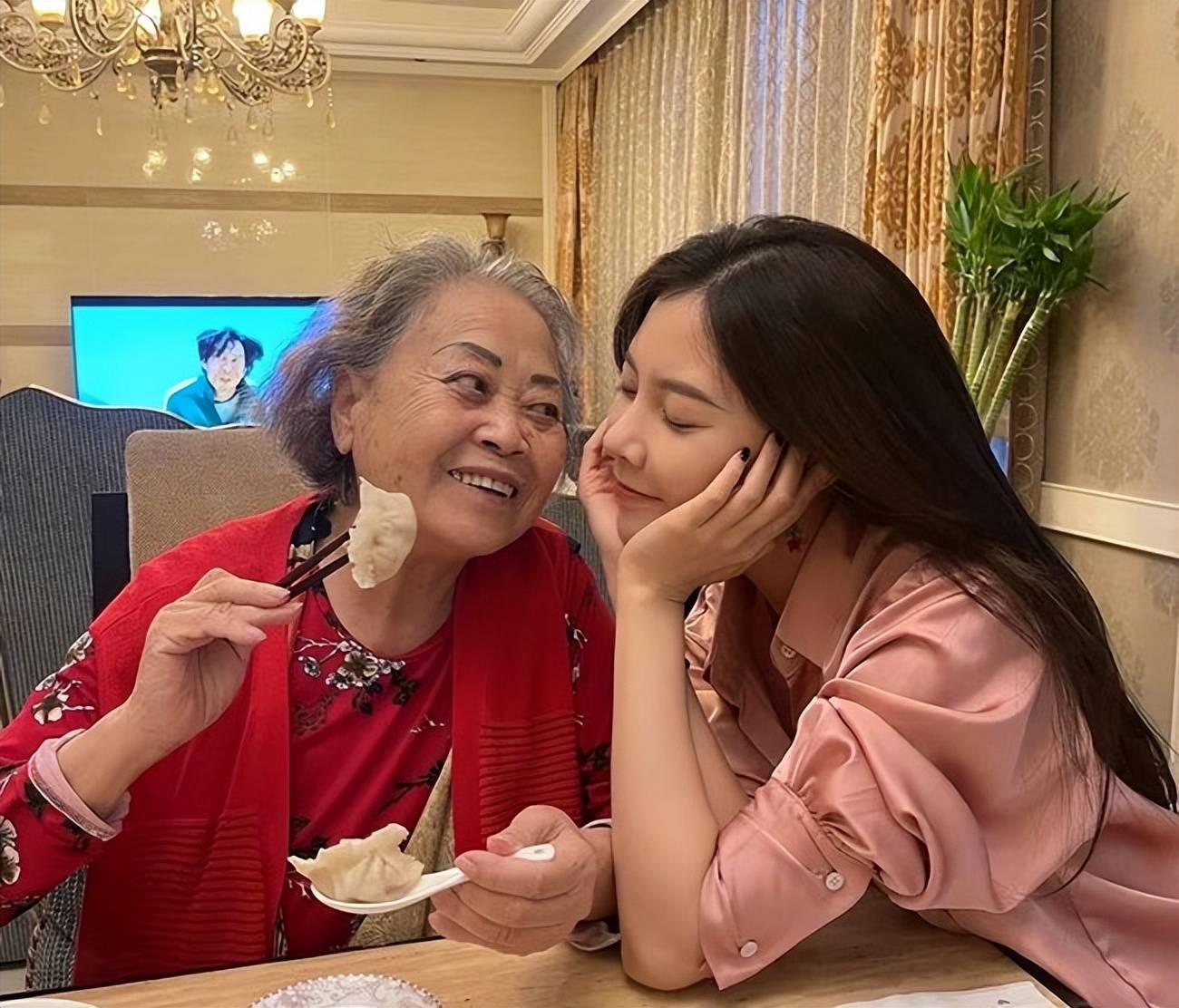 原创宋妍霏姥姥因病去世晓晓尽心照顾母亲两年病房合影好心痛