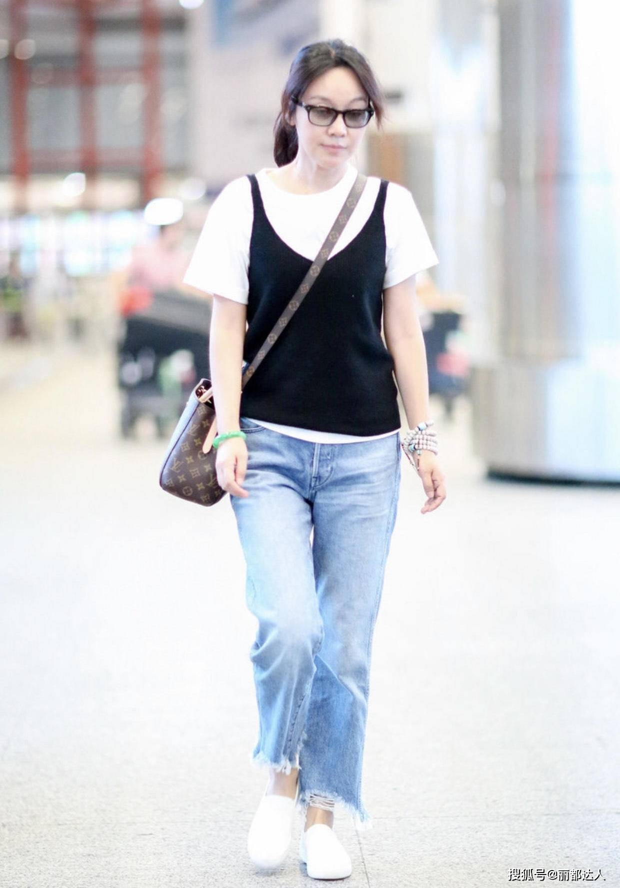 原创闫妮真是中年妇女自信的源泉穿白t恤配吊带走机场素颜也能抗
