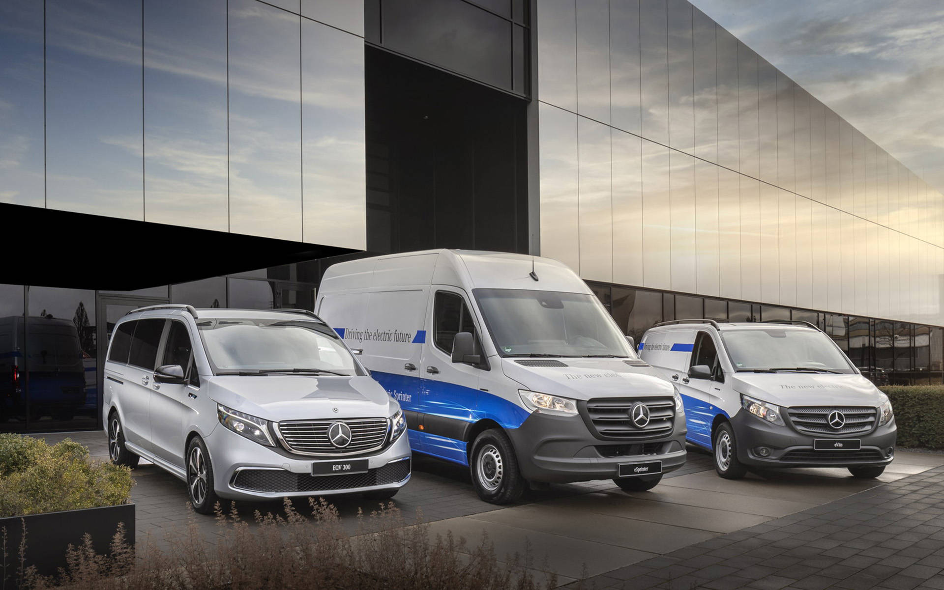 梅赛德斯-奔驰厢式货车的销量保持稳定,共售出 89,900 辆,其中包括 75