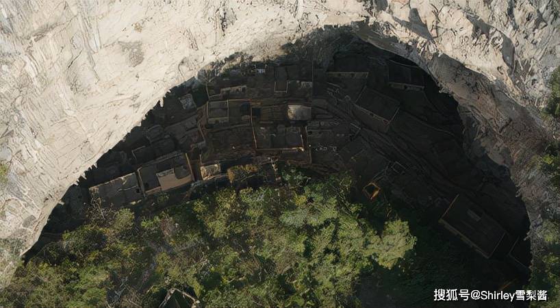 绵延300年的云南避难山洞，近300人一同居住在内，里面有门牌号也有村委会