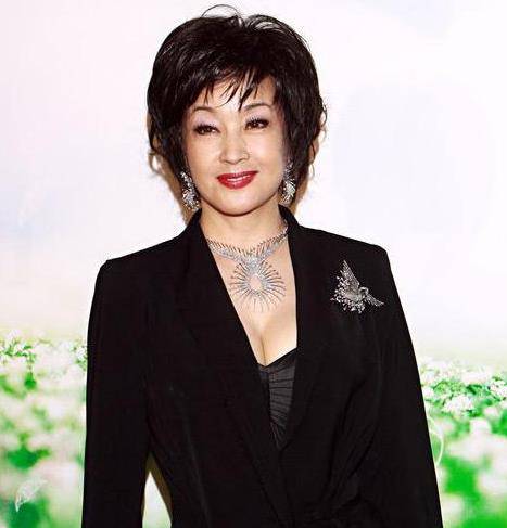 原创69岁刘晓庆近照浓妆似假面为爱情4次婚姻5段感情61岁遇真爱