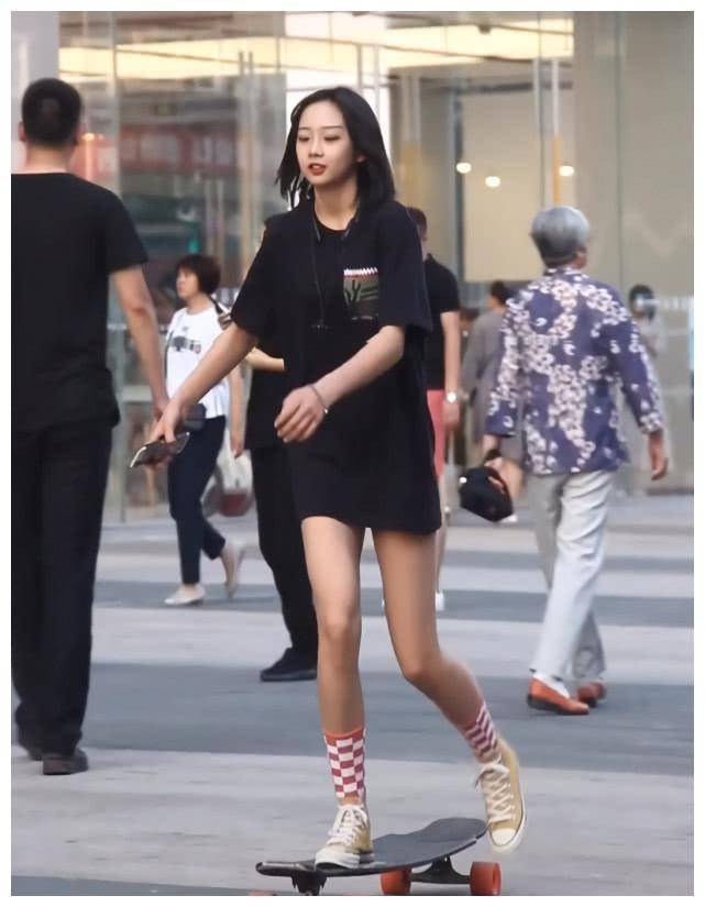 她对九键袜是真爱搭高帮匡威多出20cm天气热也要穿