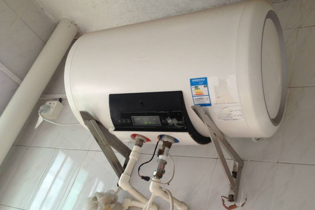 卫生间热水器突然脱落师傅劝你花200块装支架不装吃亏了吧