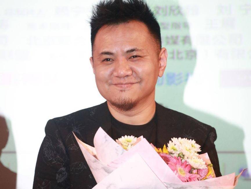 他曾与谢娜合作拍戏,被骂"最丑蛤蟆精",今42岁成实力派导演_刘欣翰