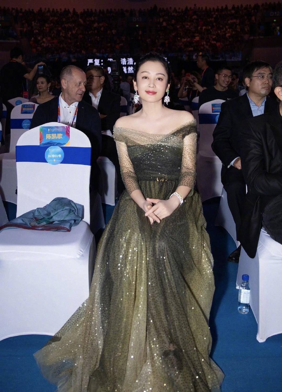 原创51岁陈红美翻了墨绿色星光长裙半露香肩肌肤紧致不见细纹