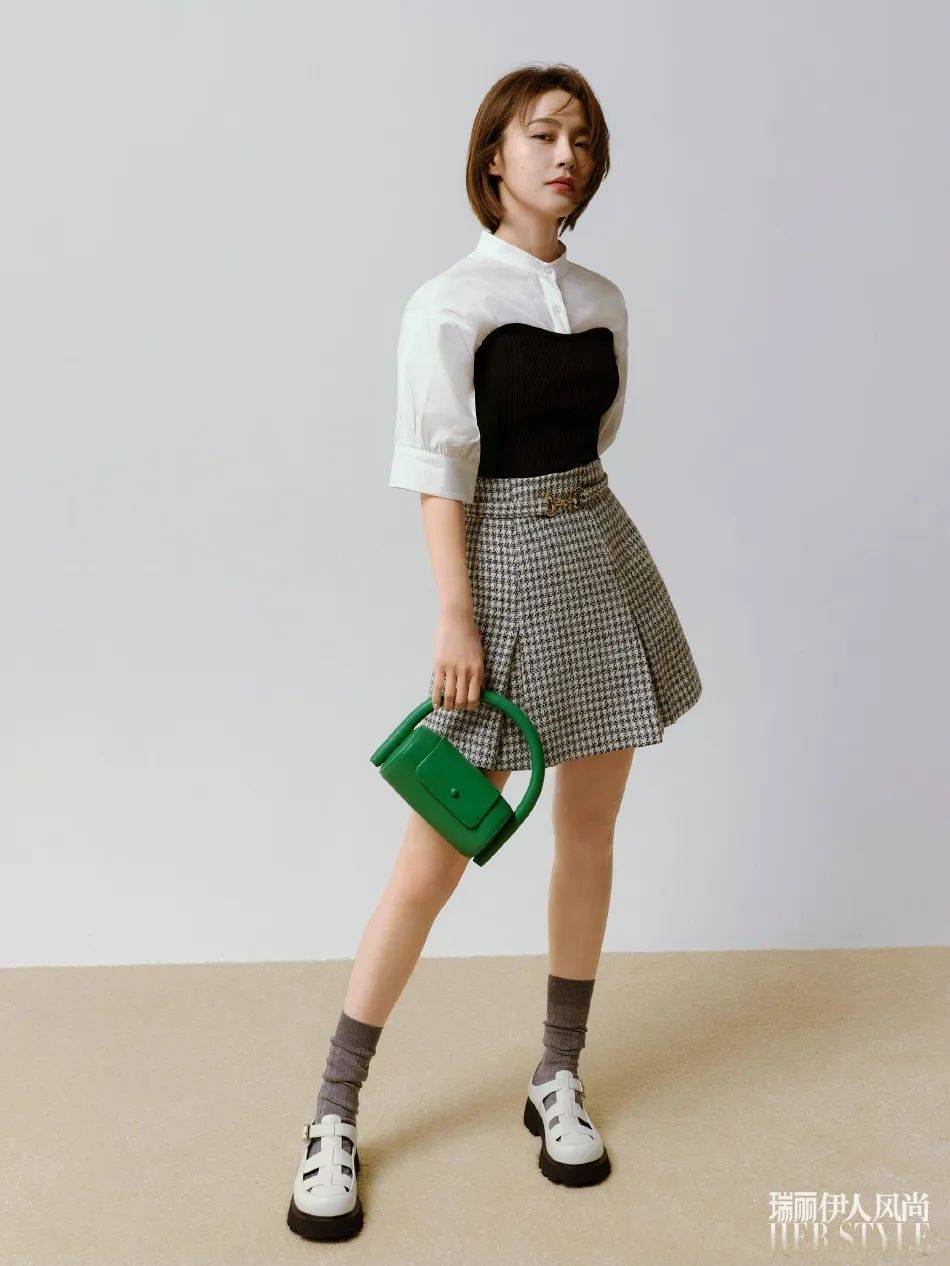 张佳宁杂志写真大秀白皙大长腿雪肤玉貌太性感美艳