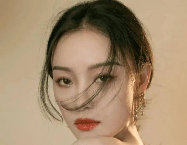 内眼角稍稍向下,外眼角稍稍向上,眼睛细长,女人味十足!