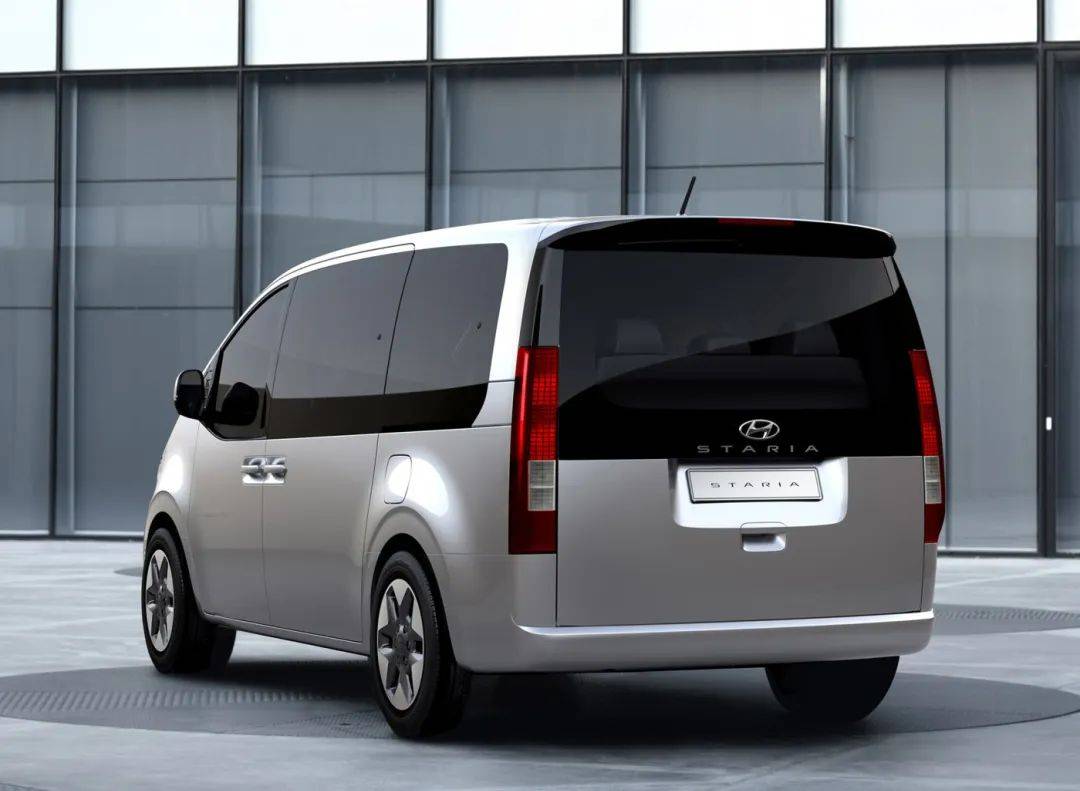 staria是韩国现代在2021年推出的mpv车型,设计上十分前卫和简洁,虽然